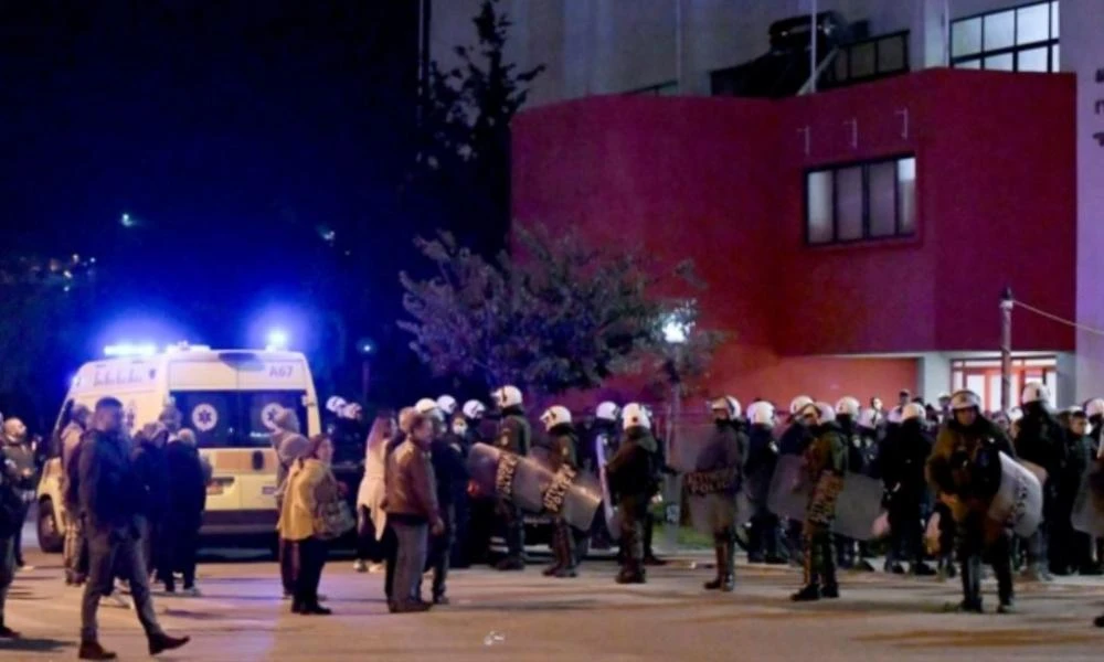 Ρέντη: Ποιος είναι ο 18χρονος που συνελήφθη για τη φωτοβολίδα στον αστυνομικό – Πως έφτασαν στα ίχνη του; Οδηγείται στον εισαγγελέα (Βίντεο)
